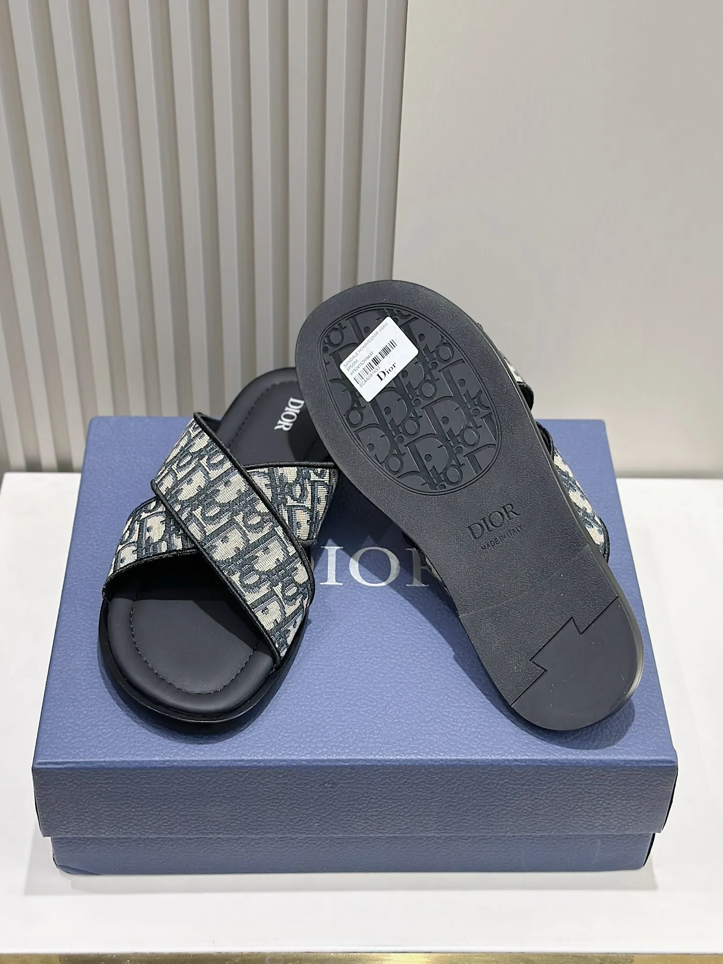 P320【DIOR】💰Size39-44 (38.45 custom-made) 2024ss Dior’s latest men’s slippers are a must-have. Dior Alias ​​Men's Genuine Leather Slippers This summer new Alias ​​sandal embodies a casual and elegant style. Carefully crafted from grained cow leather and Oblique printed fabric, with cowhide lining! Cross-strap design with metal-clad brass CD Diamond logo. The imported cowhide leather and rubber sole adds sophistication and comfort, while Oblique print-effect anti-slip panels add style.